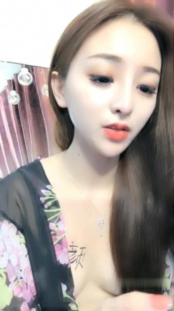 逼逼无毛苗条身材漂亮妹子裸舞诱惑 椅子上滴蜡按摩器自慰道具JJ抽擦 截图2
