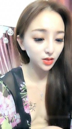 逼逼无毛苗条身材漂亮妹子裸舞诱惑 椅子上滴蜡按摩器自慰道具JJ抽擦 截图4