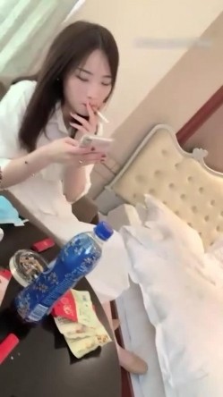 火辣身材D杯美乳妹妹，到酒店床上淫荡的很，被操的时候还吐舌头望着诱惑我 截图1