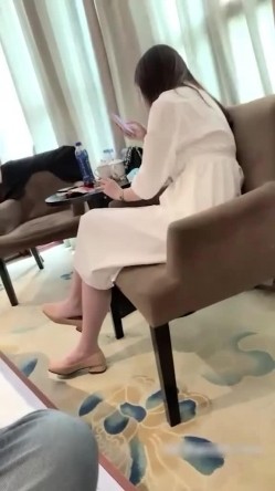 火辣身材D杯美乳妹妹，到酒店床上淫荡的很，被操的时候还吐舌头望着诱惑我 截图2