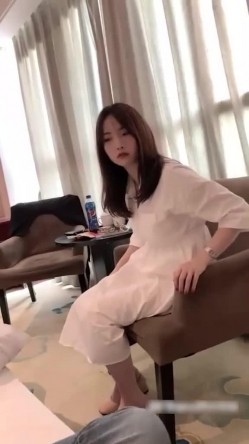 火辣身材D杯美乳妹妹，到酒店床上淫荡的很，被操的时候还吐舌头望着诱惑我 截图3