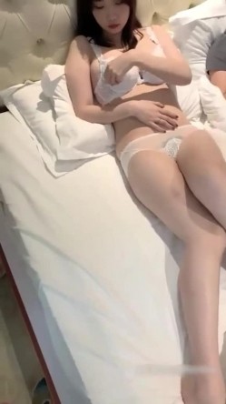 火辣身材D杯美乳妹妹，到酒店床上淫荡的很，被操的时候还吐舌头望着诱惑我 截图5