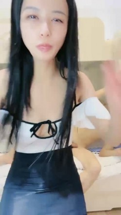 淫荡小姐姐！小房间操逼！抓起屌一顿舔，扶腰后入猛撞击，空间太小沙发拼一起，主动骑乘深插 截图5