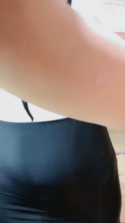 淫荡小姐姐！小房间操逼！抓起屌一顿舔，扶腰后入猛撞击，空间太小沙发拼一起，主动骑乘深插 截图6