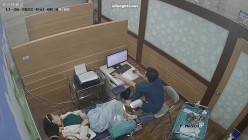 《妇产科监控破解》多位美女少妇张开大腿让医生又抠又摸检查阴道 截图2