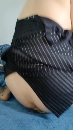 抖音泄密！风骚短发眼镜御姐【不是女王】脸穴同框M腿丝袜自慰挤奶手炮足交骚穴特写 截图13