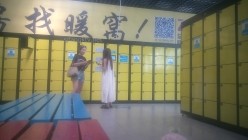 国内水上乐园偷拍美女换衣13（三对漂亮母女花） 截图1