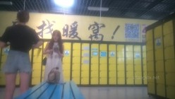 国内水上乐园偷拍美女换衣13（三对漂亮母女花） 截图3