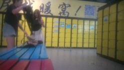 国内水上乐园偷拍美女换衣13（三对漂亮母女花） 截图5