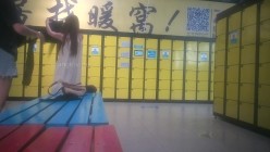 国内水上乐园偷拍美女换衣13（三对漂亮母女花） 截图6