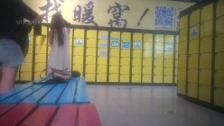 国内水上乐园偷拍美女换衣13（三对漂亮母女花） 截图7
