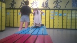 国内水上乐园偷拍美女换衣13（三对漂亮母女花） 截图8