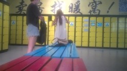 国内水上乐园偷拍美女换衣13（三对漂亮母女花） 截图9