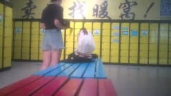 国内水上乐园偷拍美女换衣13（三对漂亮母女花） 截图10