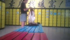 国内水上乐园偷拍美女换衣13（三对漂亮母女花） 截图12