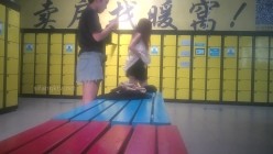 国内水上乐园偷拍美女换衣13（三对漂亮母女花） 截图13