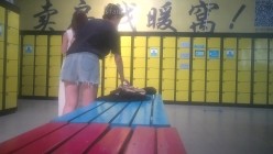 国内水上乐园偷拍美女换衣13（三对漂亮母女花） 截图15