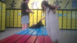 国内水上乐园偷拍美女换衣13（三对漂亮母女花） 截图16