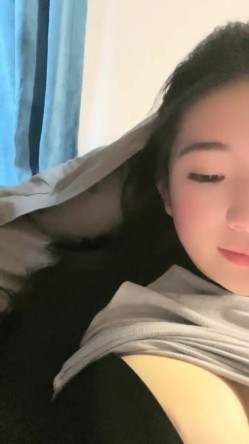 最新，南京上学，真实校园宿舍，【大二学妹】。胸围34D，馒头粉逼，可以空降线下约，舍友在旁边，极品极品 截图5