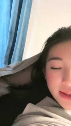 最新，南京上学，真实校园宿舍，【大二学妹】。胸围34D，馒头粉逼，可以空降线下约，舍友在旁边，极品极品 截图6