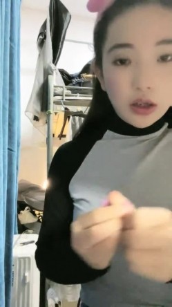 最新，南京上学，真实校园宿舍，【大二学妹】。胸围34D，馒头粉逼，可以空降线下约，舍友在旁边，极品极品 截图15