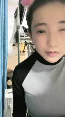 最新，南京上学，真实校园宿舍，【大二学妹】。胸围34D，馒头粉逼，可以空降线下约，舍友在旁边，极品极品 截图16