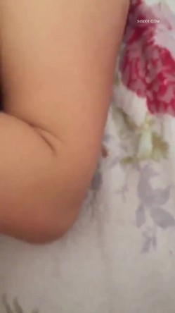 精选熟女美妇系列 妹子大白天在家偷情 脸颊绯红 抱着啃了半天 跟老公左手摸右手没那激情还嫌口臭 截图2