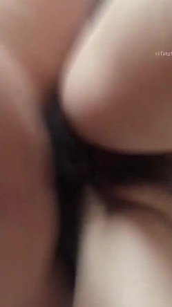 精选熟女美妇系列 妹子大白天在家偷情 脸颊绯红 抱着啃了半天 跟老公左手摸右手没那激情还嫌口臭 截图4