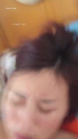 精选熟女美妇系列 妹子大白天在家偷情 脸颊绯红 抱着啃了半天 跟老公左手摸右手没那激情还嫌口臭 截图9