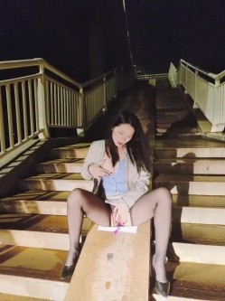 少妇+黑丝+户外，三重门的快乐，淫荡的午夜，你能扛得住吗不射吗 截图4