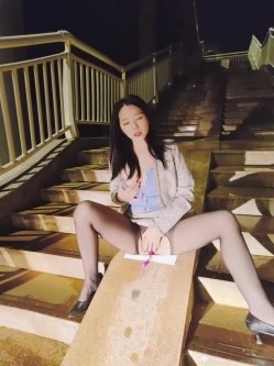 少妇+黑丝+户外，三重门的快乐，淫荡的午夜，你能扛得住吗不射吗 截图6