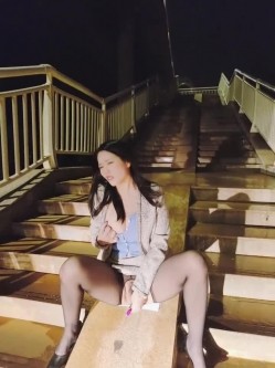 少妇+黑丝+户外，三重门的快乐，淫荡的午夜，你能扛得住吗不射吗 截图13