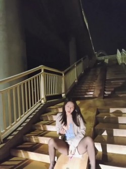 少妇+黑丝+户外，三重门的快乐，淫荡的午夜，你能扛得住吗不射吗 截图14