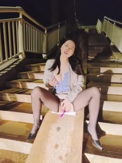 少妇+黑丝+户外，三重门的快乐，淫荡的午夜，你能扛得住吗不射吗 截图16