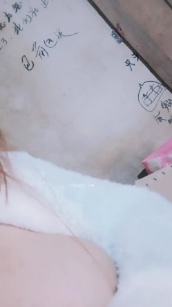 三个农村哺乳期妇女『月嫂奶娘』斗奶大比拼乳汁四溢相互吃奶舔逼 截图2