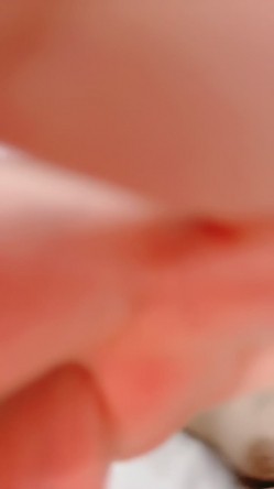 肤白貌美极品小妞露脸浴室洗白白诱惑狼友，到床上揉奶玩逼给狼友看特写，让小哥揉奶子温柔的舔弄大哥的鸡巴 截图13