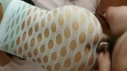 两位老阿姨，蜈蚣叠体，独龙钻，肉棒挺入，前面的阿姨被毒龙，后面的阿姨被鸡巴潜入，爽叫！ 截图2