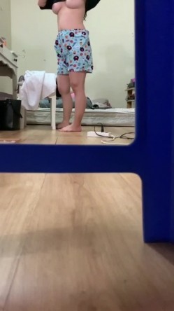 趁姐姐出门前换衣服在她房间偷偷放个手机开录像,姐姐诱人的山峰终于露出庐山真面目 截图1