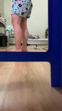 趁姐姐出门前换衣服在她房间偷偷放个手机开录像,姐姐诱人的山峰终于露出庐山真面目 截图4