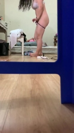 趁姐姐出门前换衣服在她房间偷偷放个手机开录像,姐姐诱人的山峰终于露出庐山真面目 截图8