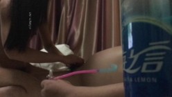 《换妻俱乐部泄密流出》绿帽老公带着老婆和其他男人玩3P,4P 完美露脸 截图16