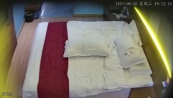酒店偷拍 ️约炮牛仔裤女同事趁着按摩的便利扣她的逼顺势脱掉裤子俯卧撑打桩 截图1