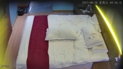 酒店偷拍 ️约炮牛仔裤女同事趁着按摩的便利扣她的逼顺势脱掉裤子俯卧撑打桩 截图2