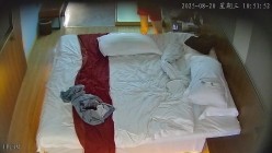 酒店偷拍 ️约炮牛仔裤女同事趁着按摩的便利扣她的逼顺势脱掉裤子俯卧撑打桩 截图14