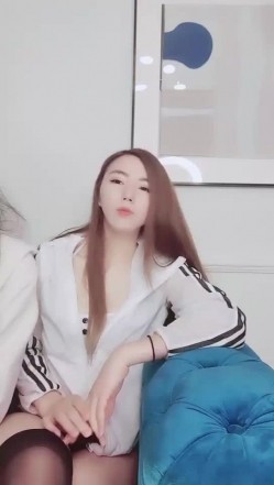 剧情演绎气质美女两个少妇勾搭快递小哥，无毛肥逼小皮鞭摩擦插入，舔屌口硬大屁股上位骑坐，两个少妇轮换着操 截图2