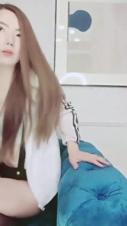 剧情演绎气质美女两个少妇勾搭快递小哥，无毛肥逼小皮鞭摩擦插入，舔屌口硬大屁股上位骑坐，两个少妇轮换着操 截图3