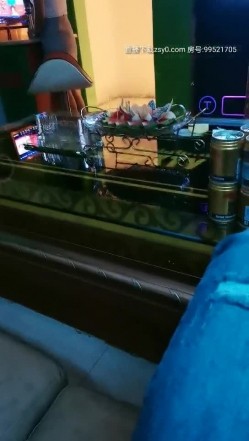 广东KTV的淫乱一夜【寂寞泛滥的青春】灯红酒绿，畅饮高歌，玩high了拉到洗手间来一炮，天天换不同女人 截图3