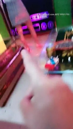 广东KTV的淫乱一夜【寂寞泛滥的青春】灯红酒绿，畅饮高歌，玩high了拉到洗手间来一炮，天天换不同女人 截图5