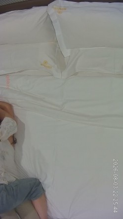 酒店精品 娇羞少妇被老哥一步步攻略，最终得逞插入骚穴，老哥舔B的时候少妇都害羞的拿枕头捂着自己的脸 截图1