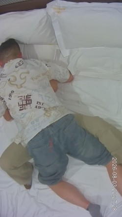 酒店精品 娇羞少妇被老哥一步步攻略，最终得逞插入骚穴，老哥舔B的时候少妇都害羞的拿枕头捂着自己的脸 截图2